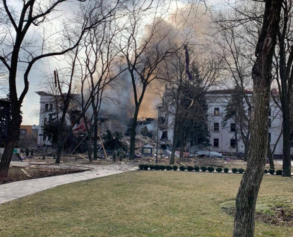 Внаслідок авіаудару по драмтеатру Маріуполя загинуло близько 600 людей, - ЗМІ