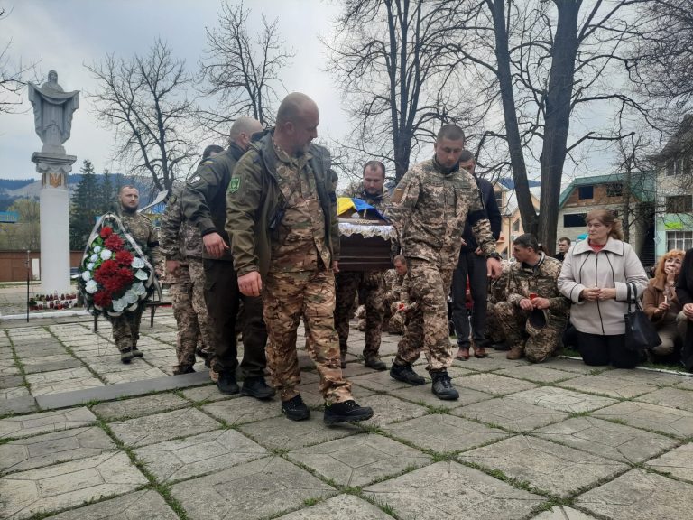 Понад усе любив Україну: у селі на Верховинщині попрощалися із загиблим на війні Героєм ФОТО