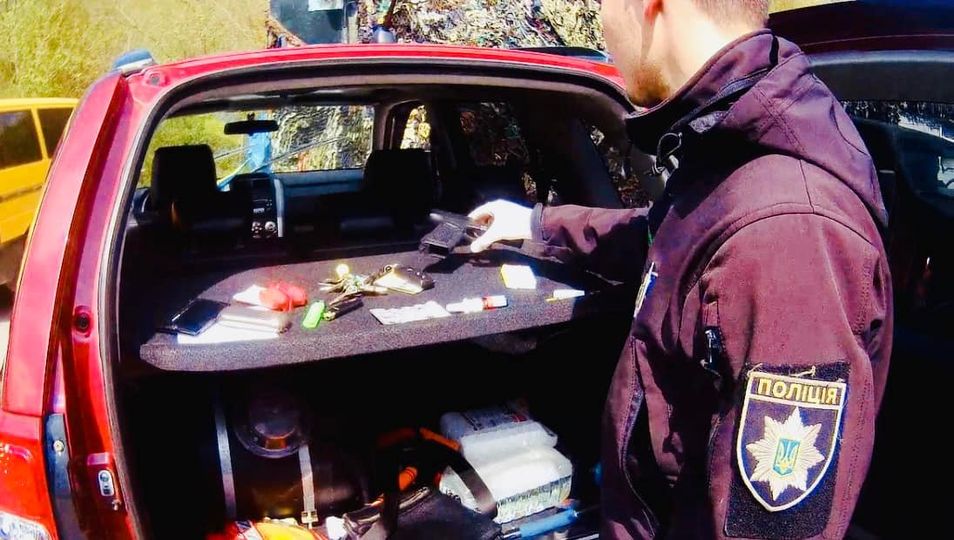 Прикарпатські поліцейські на блокпості виявили у водія зброю та набої