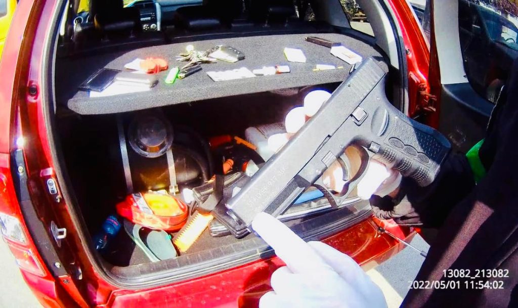 Прикарпатські поліцейські на блокпості виявили у водія зброю та набої