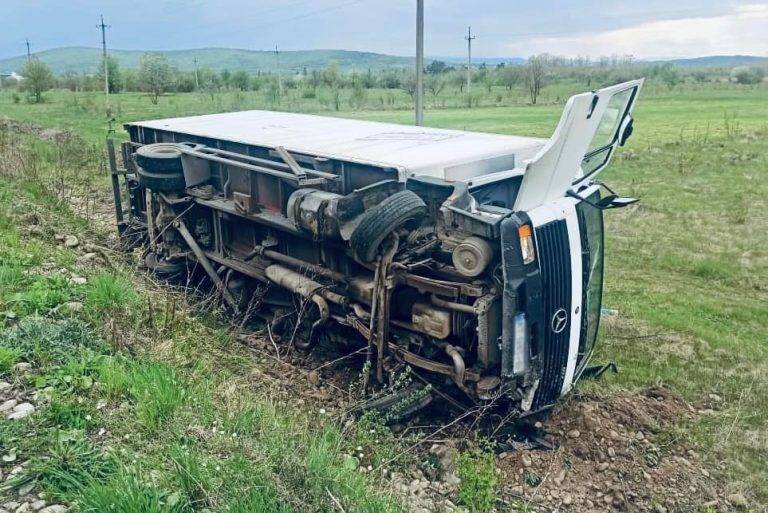 На Надвірнянщині авто врізалось у вантажівку: внаслідок автотрощі постраждали двоє людей ФОТО