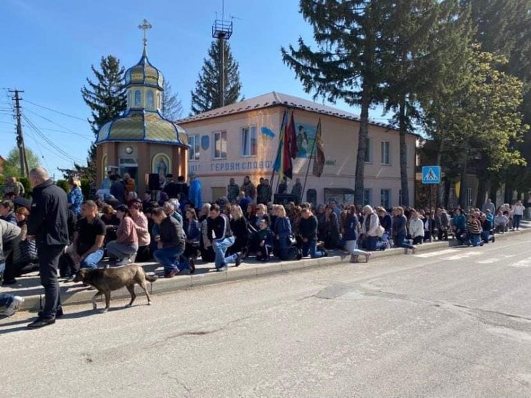 Прикарпатці на колінах зустріли 24-річного Героя, який загинув у бою з окупантами