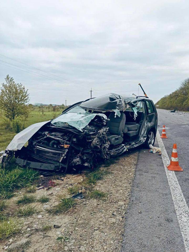 На Надвірнянщині авто врізалось у вантажівку: внаслідок автотрощі постраждали двоє людей ФОТО