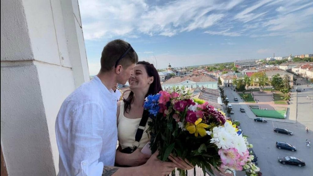 Боєць "десяти" зробив пропозицію коханій на коломийській ратуші