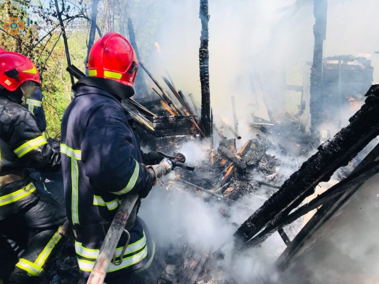 У Франківську на Івасюка вщент згорів дачний будинок