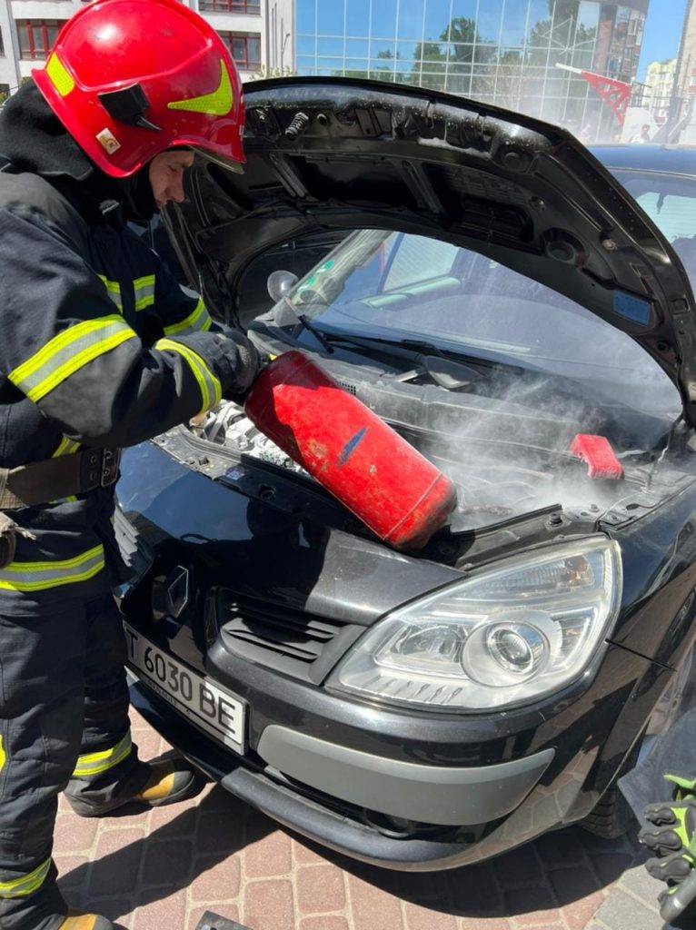 У Франківську на Галицькій з невідомих причин спалахнув автомобіль