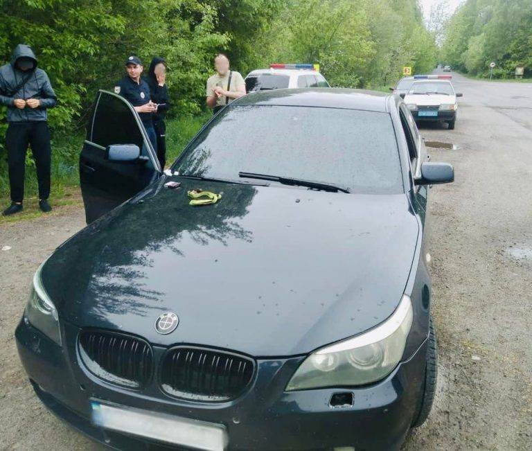 Прикарпатські поліцейські затримали керманича BMW, який мав при згорток із наркотиками