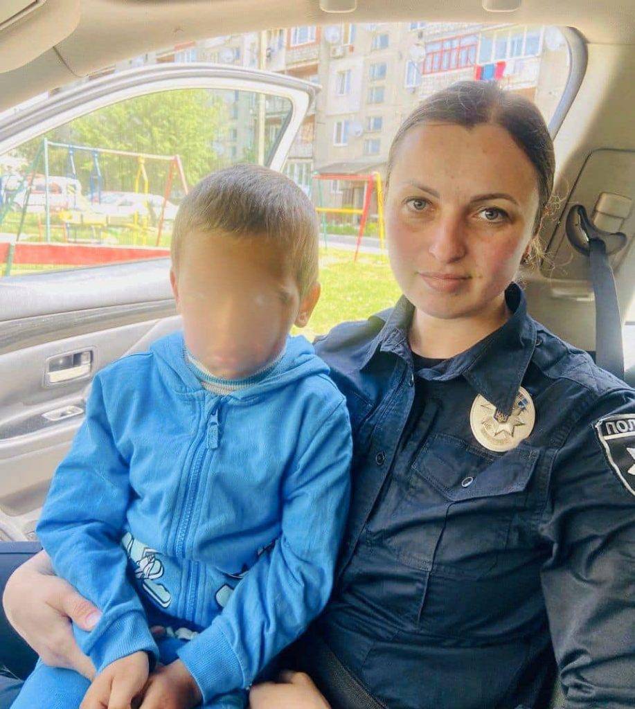 Прикарпатська поліцейська розшукала 6-річного хлопчика, який загубився під час прогулянки