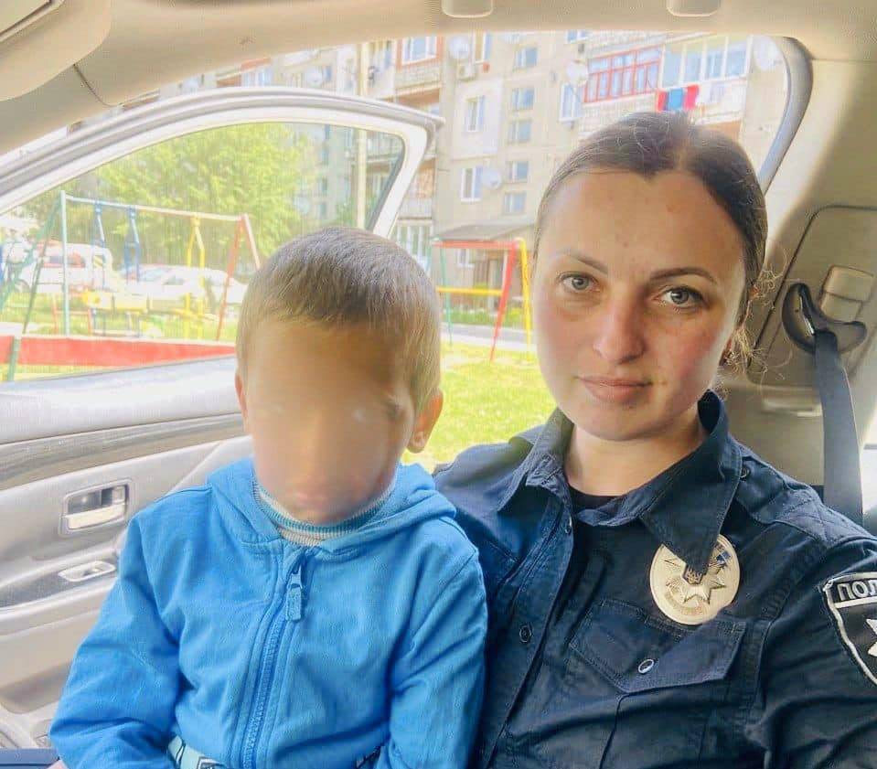 Прикарпатська поліцейська розшукала 6-річного хлопчика, який загубився під час прогулянки