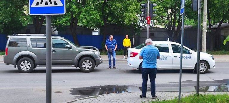 У Франківську сталася аварія за участю учбового авто