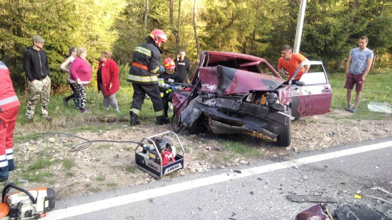 Вечірня ДТП на Верховинщині: із понівеченого авто рятувальники деблокували постраждалу