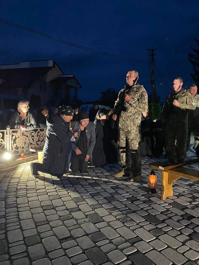 На Франківщині на колінах зустріли полеглого Героя Глаголюка Володимира