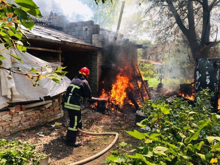 У Франківську спалахнула пожежа сміття та відходів деревини