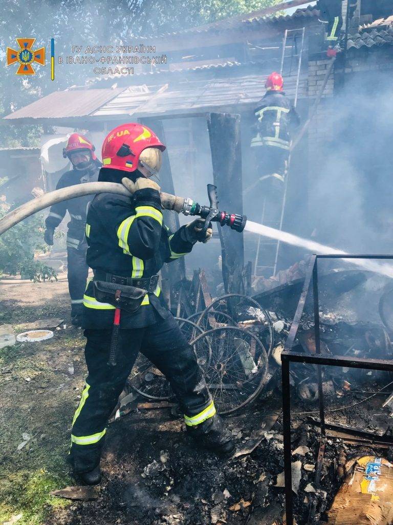 У Франківську спалахнула пожежа сміття та відходів деревини