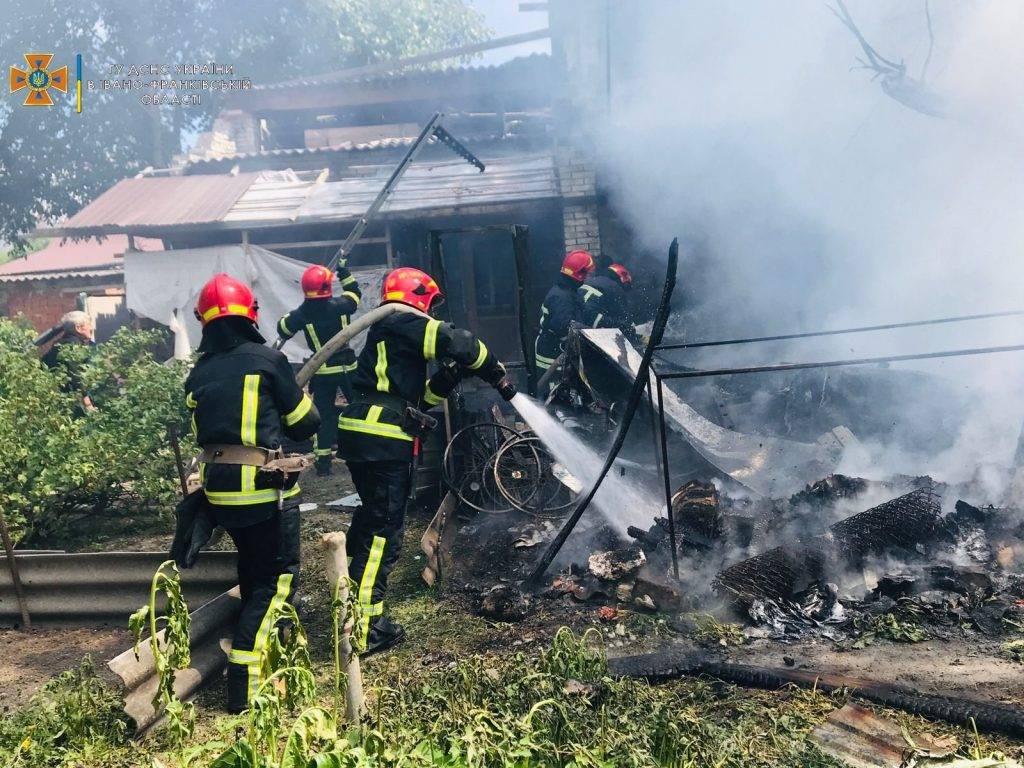 У Франківську спалахнула пожежа сміття та відходів деревини