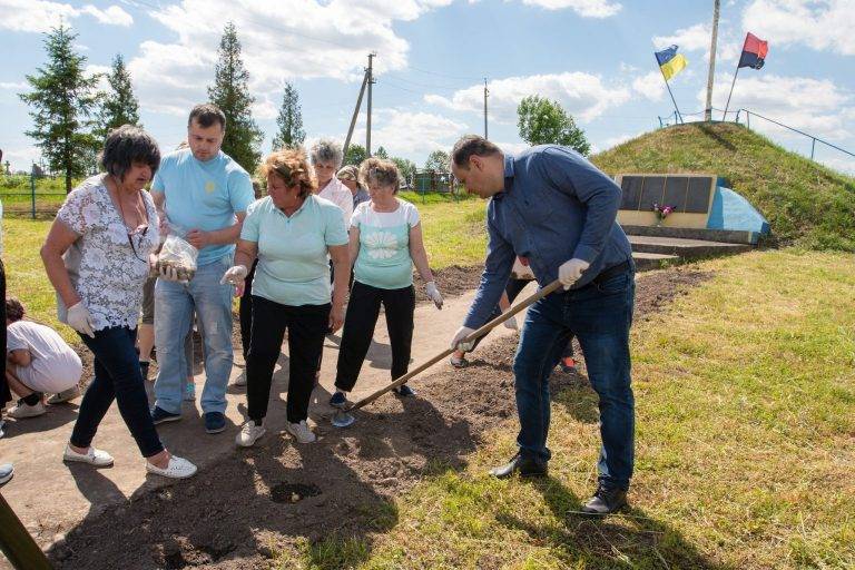 Поблизу Франківська провели акцію “100 лілій – заради Перемоги”