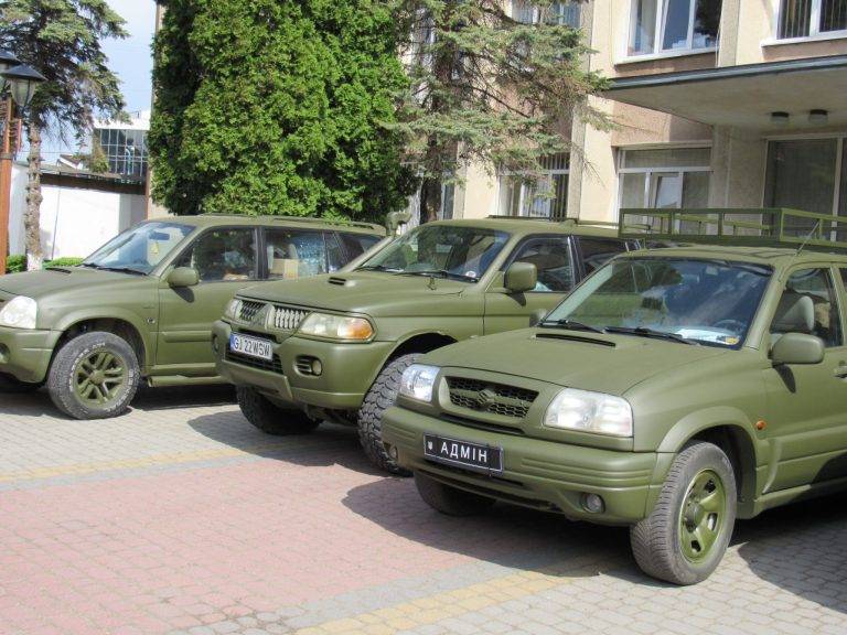 Ще шість позашляховиків вирушили з Надвірнянщини на передову