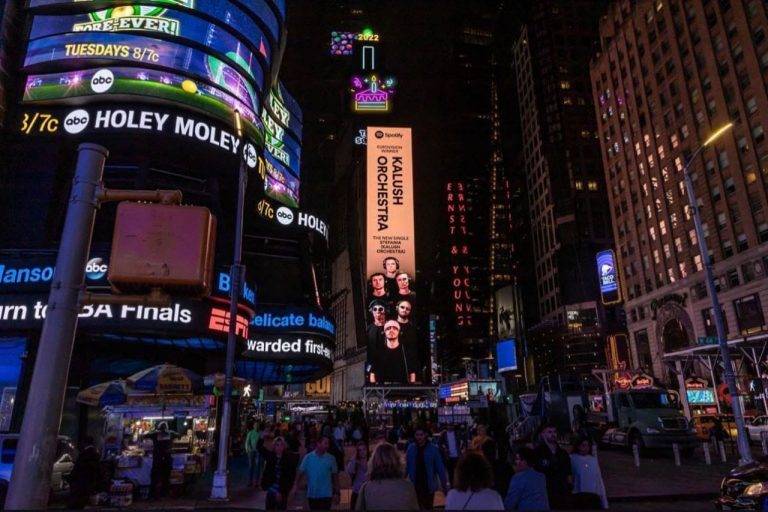 На Time Square у Нью-Йорку з’явився банер з фото Kalush Orchestrа
