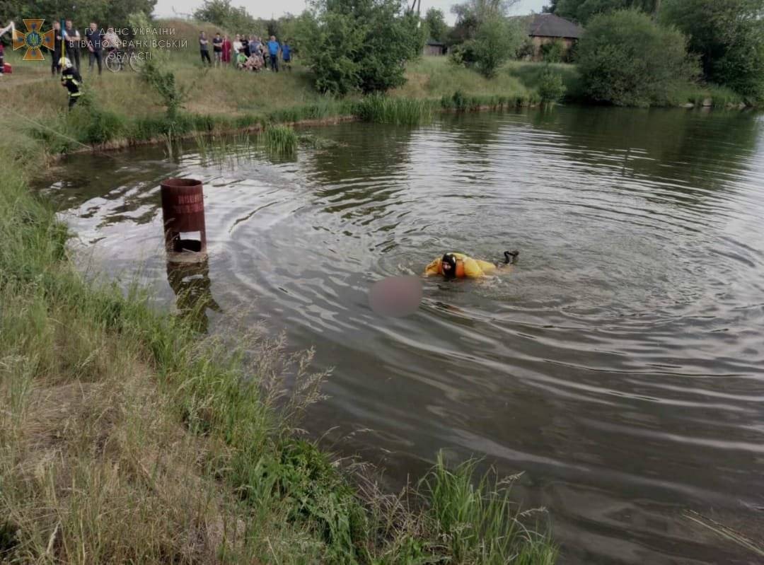 На Франківщині з водойми дістали тіло утопленика