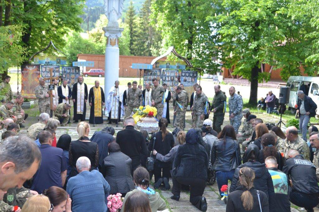 На Франківщині на колінах зустріли Героя, який загинув на війні