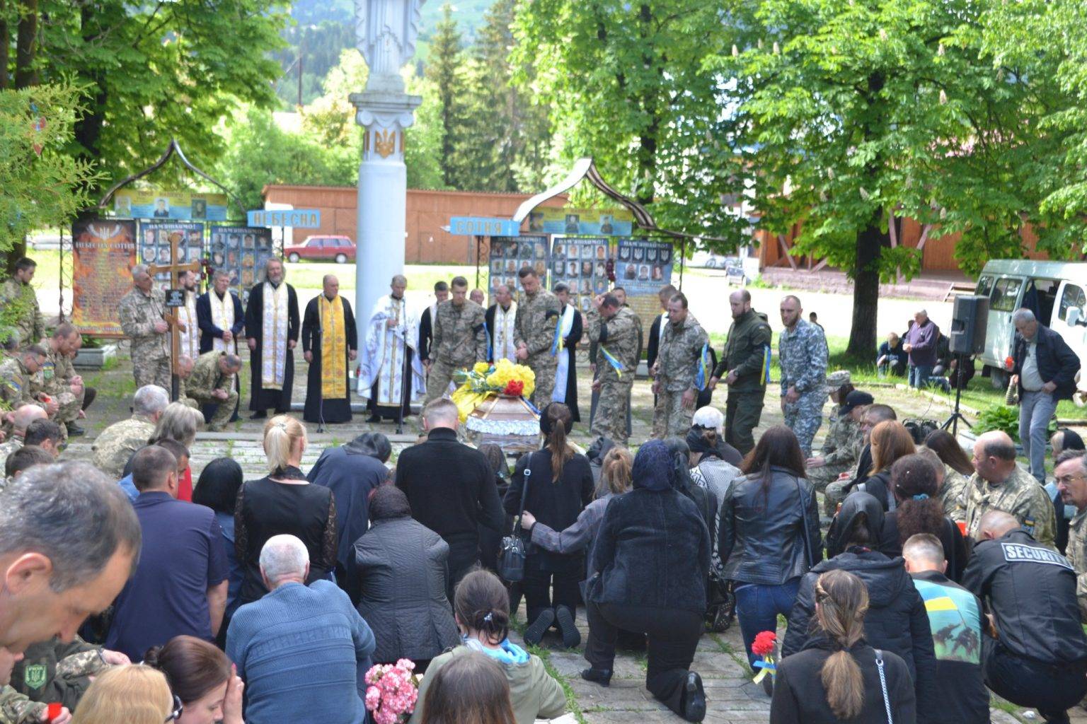 На Франківщині на колінах зустріли Героя, який загинув на війні