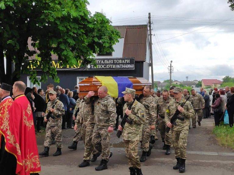 На Франківщині зустріли та провели в останню путь полеглого у війні Героя