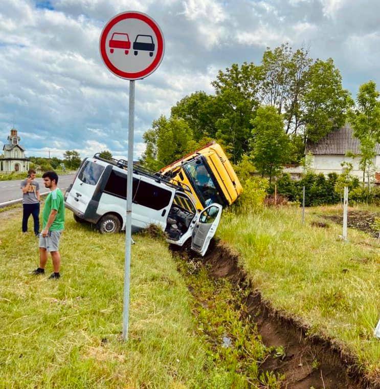 На Франківщині не розминулися вантажівка та мікроавтобус, є постраждалі