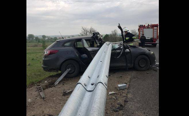 Ранкова автотроща у Тисмениці: із понівеченого автомобіля дістали двох людей