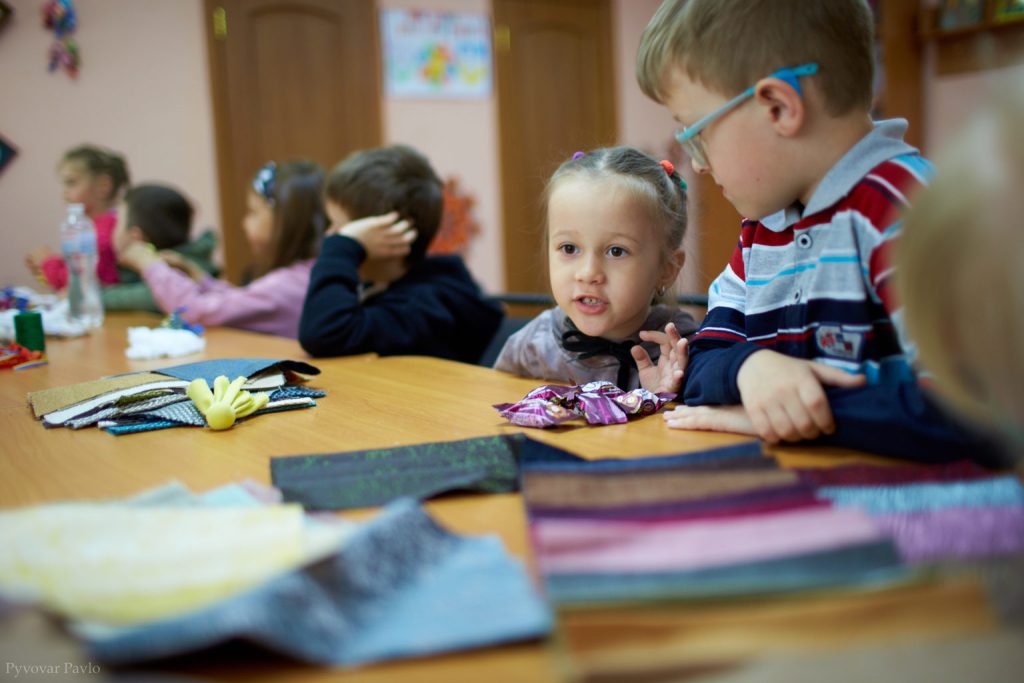 В Івано-Франківську діти роблять патріотичні обереги – синьо-жовтих ангеликів ФОТО