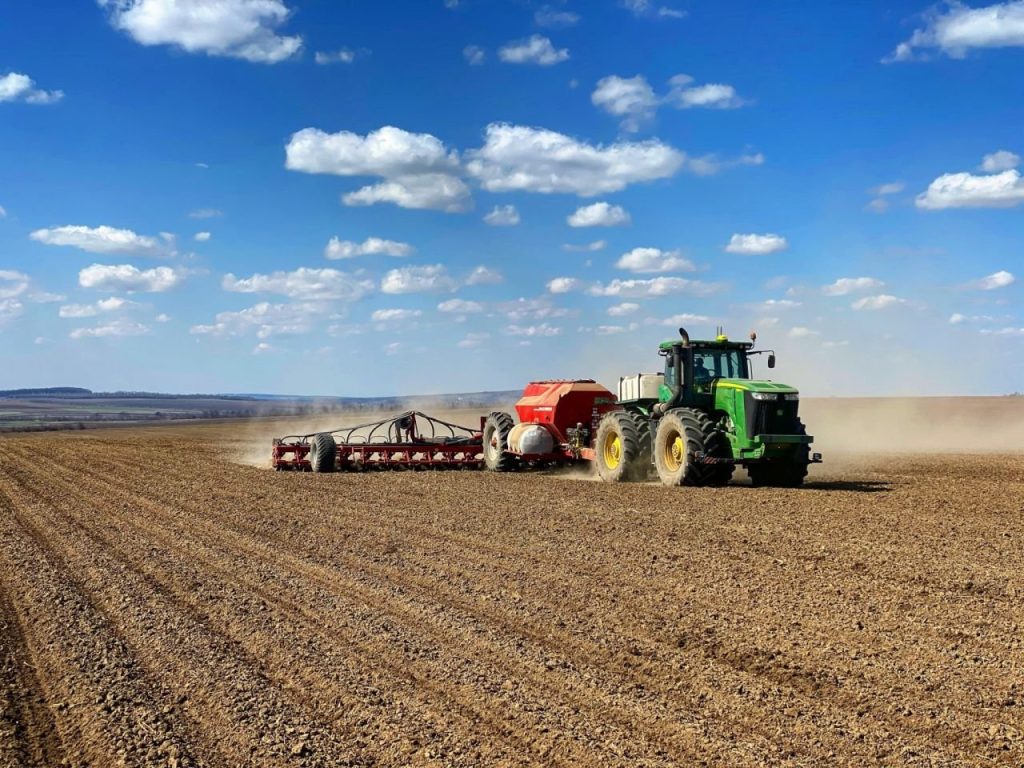 На Івано-Франківщині через брак пального дещо призупинили посівну