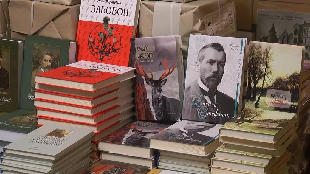 Франківці зібрали книги для жителів Чернігівщини, потребують пального, аби їх відвезти