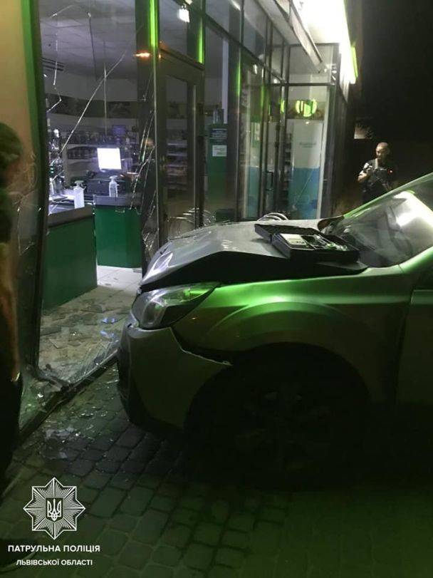 Серед ночі у Львові п'яний водій на Subaru розтрощив вітрину супермаркету