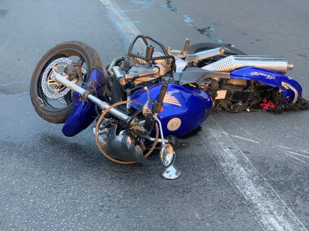 На Франківщині 20-річний водій мотоцикла влетів в огорожу - його госпіталізували до лікарні