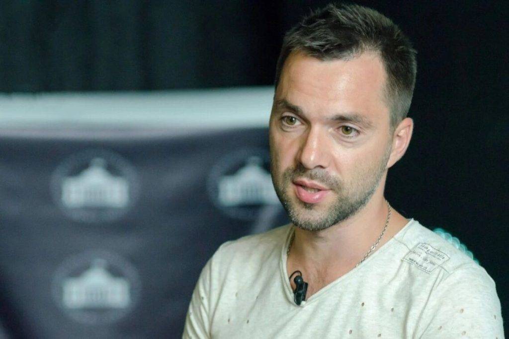 Українки дочекалися: Арестович роздягнувся у прямому ефірі, засвітивши голий торс ВІДЕО