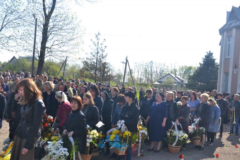 Мешканці Коломийщини прощалися з молодим воїном, що загинув за Україну ФОТО