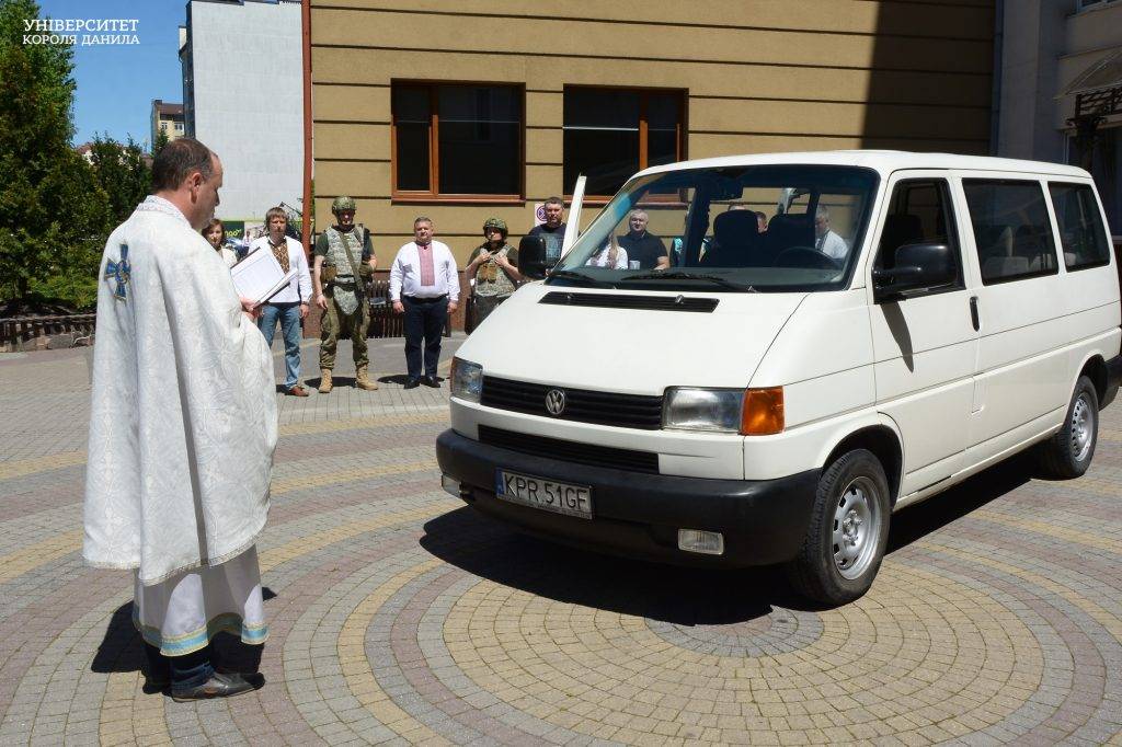 Івано-франківські викладачі і студенти придбали автомобіль для ЗСУ,університет короля данила,автомобіль для зсу