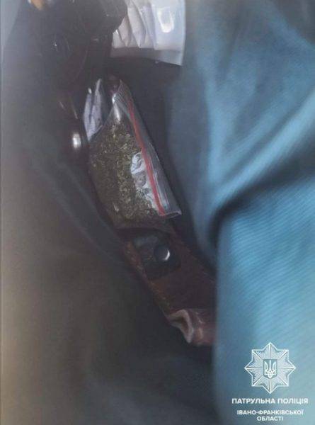 У Франківську патрульні затримали чоловіка з пакетом наркотиків