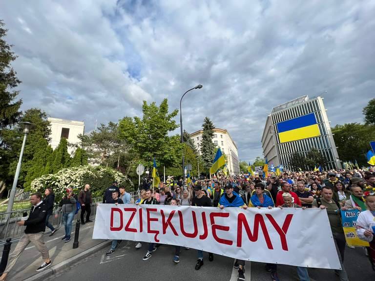 Сотні українців у Варшаві вийшли на марш вдячності польському народу