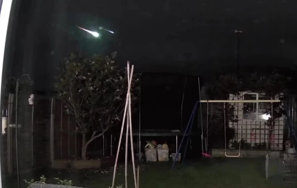 У небі над Європою пролетіла яскрава вогняна куля