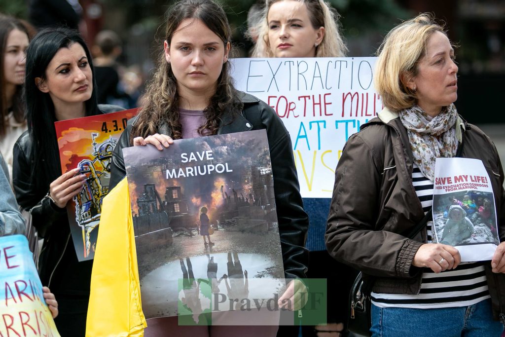 "Хочемо, щоб нас почув увесь світ": у центрі Франківська відбулася акція «Врятуйте Маріуполь!» ФОТО