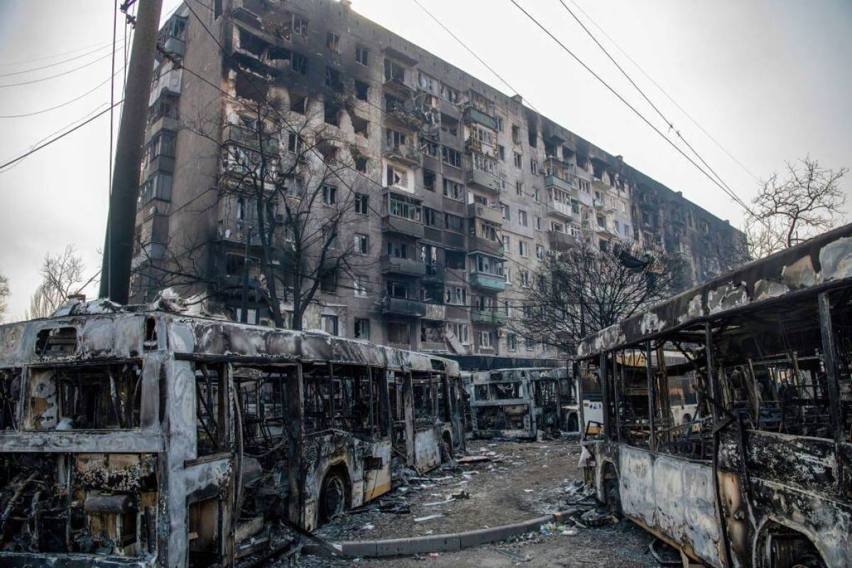 По Маріуполю разом з дощовою водою розтікається трупна отрута: є загроза епідемії