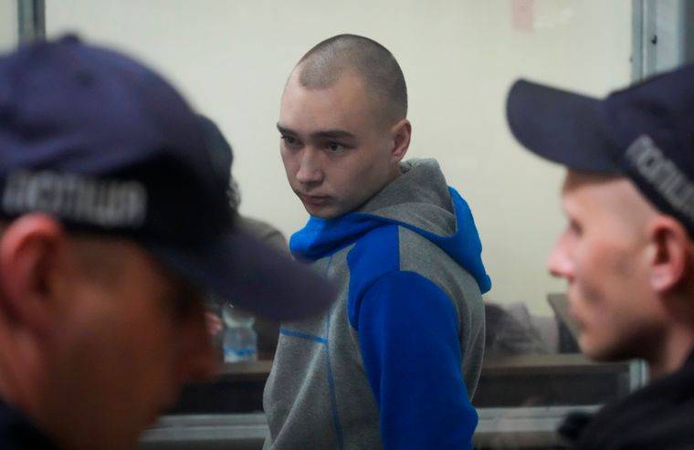Суд оголосив перший вирок російському військовому за злочин проти цивільного - засудили до довічного ув'язнення