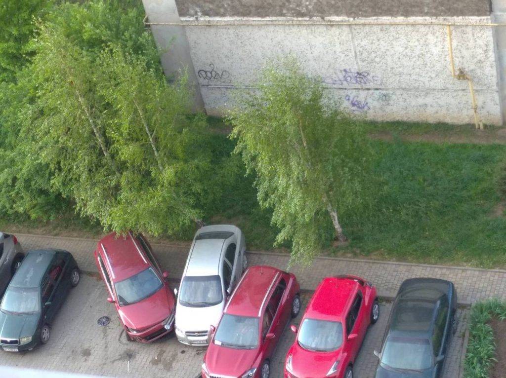 У Франківську невідомий водій протаранив два припарковані авто 