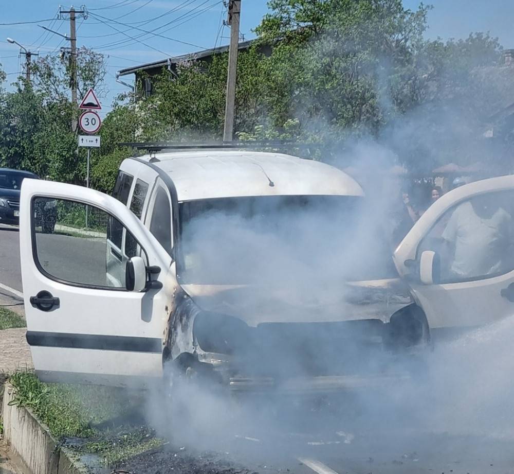 На Франківщині посеред дороги загорілося авто ФОТО