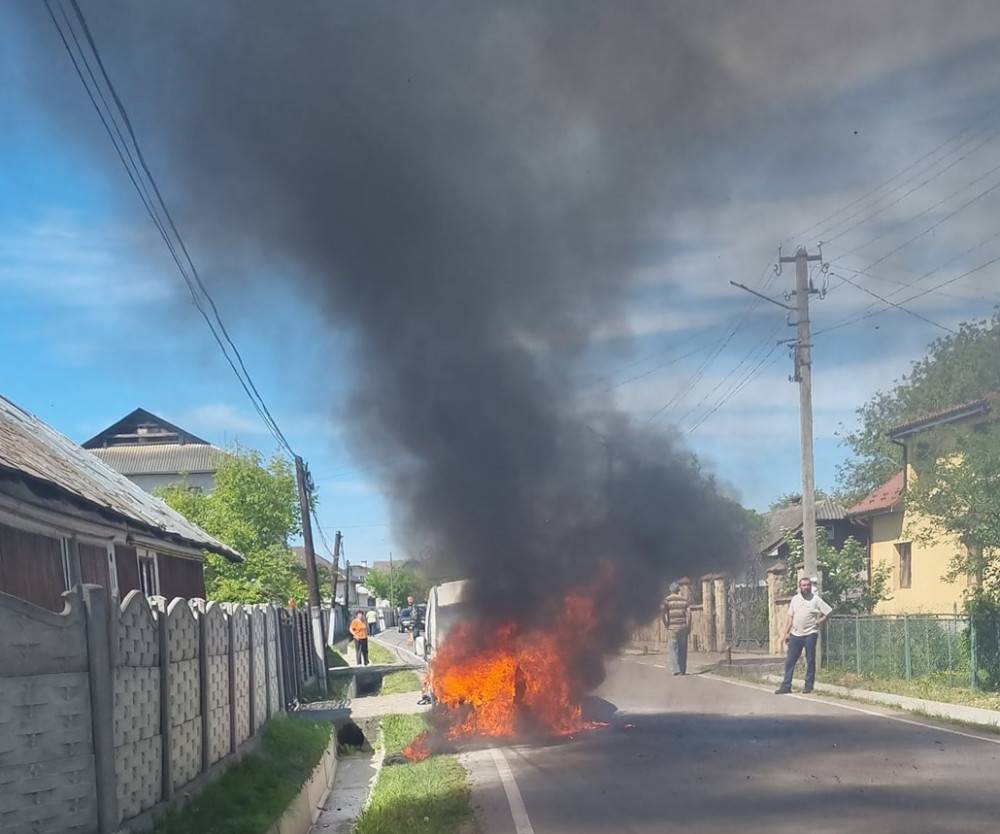 На Франківщині посеред дороги загорілося авто ФОТО