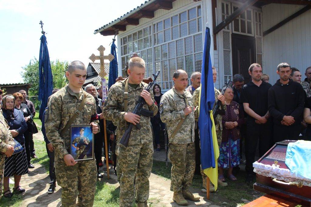 Під звуки трембіти на Надвірнянщині попрощалися із загиблим Героєм