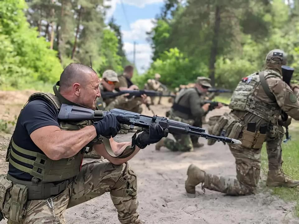 Окупанти продовжують зазнавати важких втрат і на деяких напрямках продовжують відступати