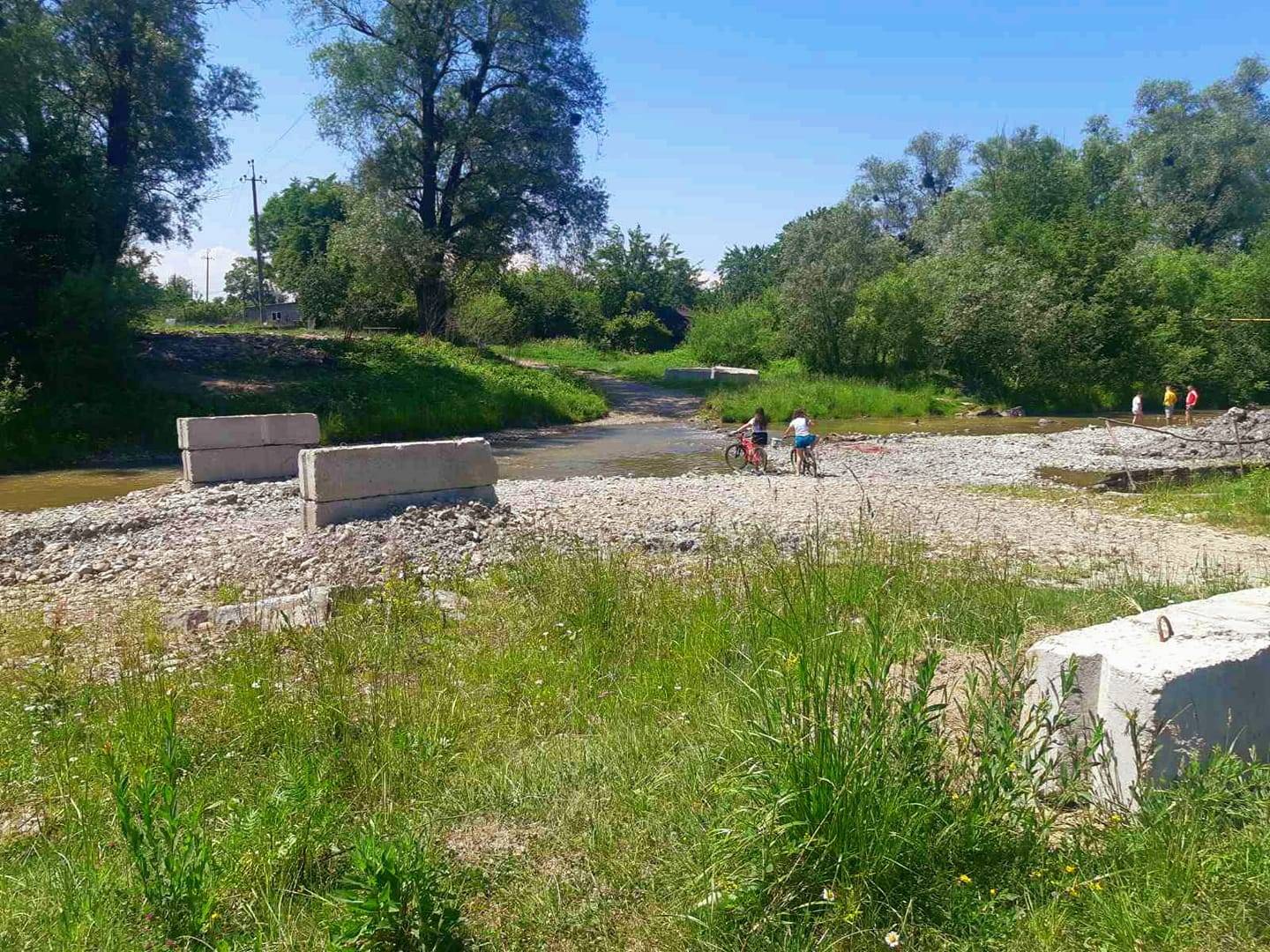 В Калуській громаді самостійно відновлюють міст через ріку Луква