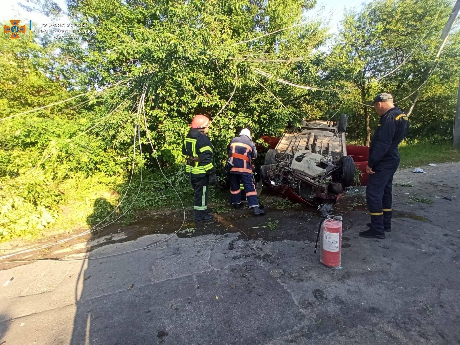 Карколомна ДТП у Надвірній - автомобіль перекинувся на дах