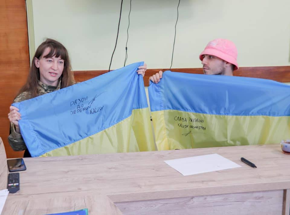 Волонтери виставили на аукціон прапор, підписаний фронтменом гурту Kalush Orchestra